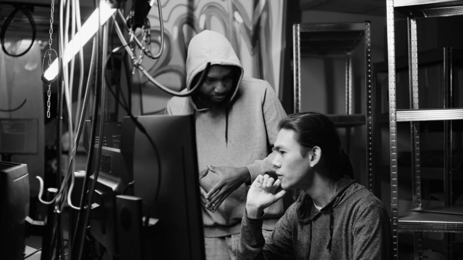 Estudante desenvolvendo jogos móveis em ambiente profissional